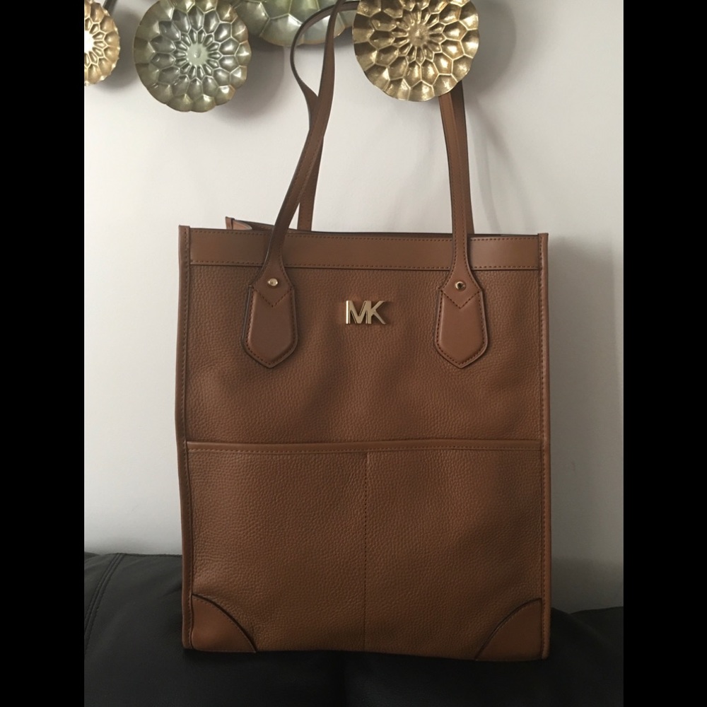💯NWT !! Michael Michael Kors Tote !!